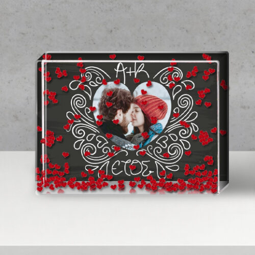 Πρωτότυπη Κορνίζα με αιωρούμενες καρδούλες σε νερό προσωποποιημένη