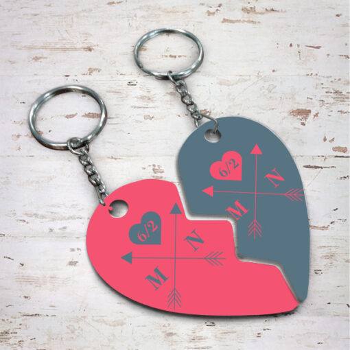 2 Ξύλινα Μπρελόκ, που σχηματίζουν καρδιά δύο όψεων, με Αρχικά