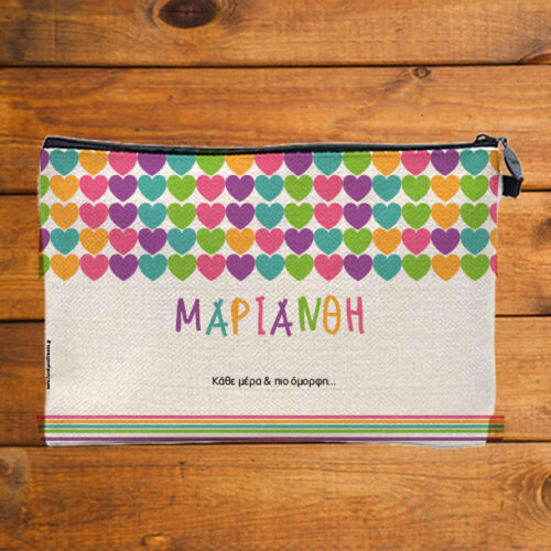 Λινό Νεσεσέρ με πολύχρωμες καρδιές, Μήνυμα, Όνομα