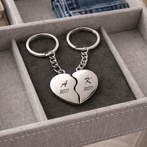 Σετ Ανοξείδωτο Μπρελόκ δύο καρδιές με Χάραξη αρχικά, για ζευγάρια